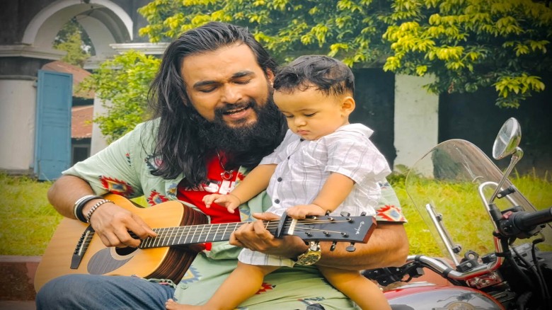ছেলেকে গান শোনাচ্ছেন নোবেল, মুগ্ধ ভক্তরা